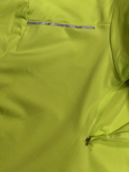 Koši dzeltens sporta apģērbs ar atstarotājiem