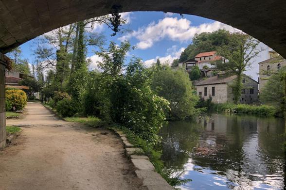 El río Arnoya a su paso por el pueblo de A Arnoia en la provincia de Ourense (Getty Images)