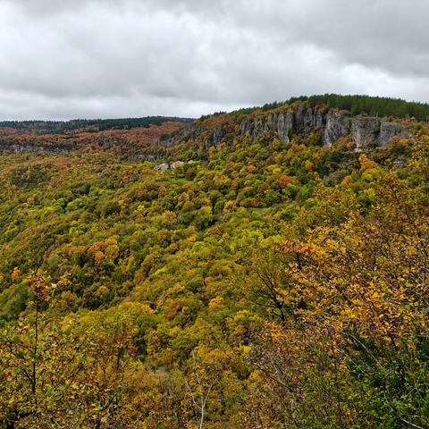 Autour du cirque de Labeil, paré de ses couleurs automnales