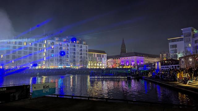 Lasershow über dem Bootshafen in Kiel mit Blick in Richtung Rathausturm