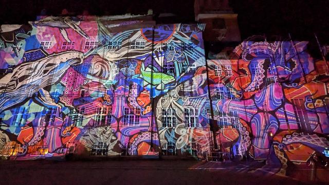 Lasershow am Rathaus in Kiel, ein buntes Gemälde aus Licht verziert das Gebäude