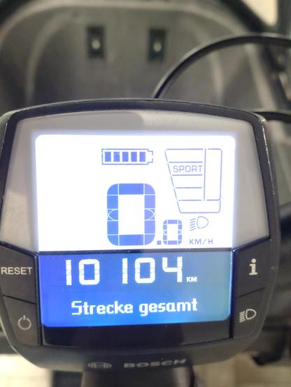 Bild eines Bosch Ebike-Displays an einem Lastenrad mit dem KIlometerstand 10104 km Gesamtstrecke
