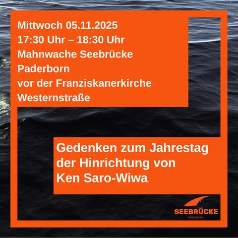 Im Hintergrund sind Wellen zu sehen. In den Farben der Seebrücke ist der Hinweis auf die Mahnwache am kommenden Mittwoch und auf das gedenken des Jahrestages der Hinrichtung von Ken Saro-Wiwa zu sehen