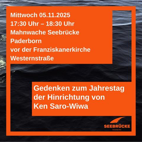 Im Hintergrund sind Wellen zu sehen. In der Schrift der Seebrücke ist der Hinweis auf die Mahnwache am kommenden Mittwoch zu lesen. Ebenso der Hinweis auf Gedenken an den Jahrestag der Hinrichtung von Ken Saro-Wiwa