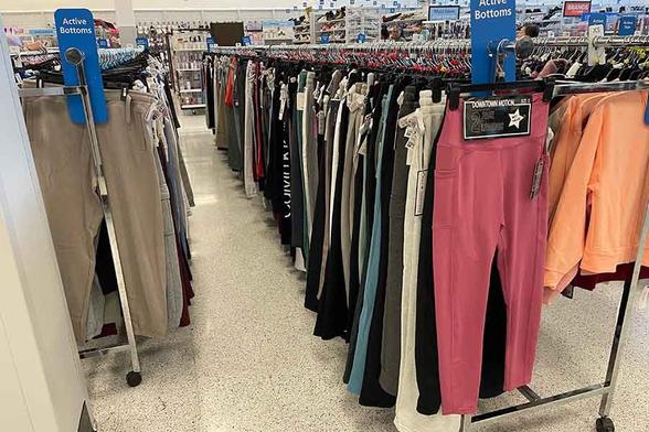 「アクティブ・ボトム」コーナーにずらりと並ぶレギンス【写真：i-know】