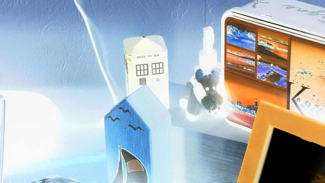 Foto mit einer kleinen Tardis (englische Polizeinotruzelle) auf einem Board in negativen Farben