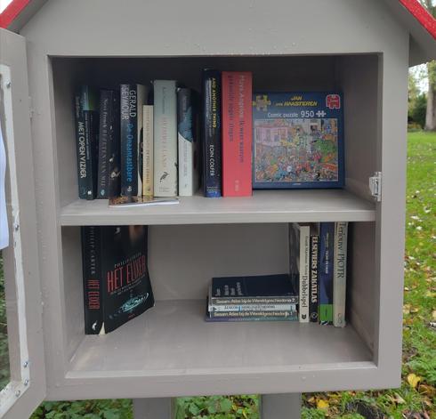 Voor: Van de boeken die ik er vorige week in had gezet, zijn er aardig wat meegenomen. Er is ook e.e.a. bij gezet, waaronder een legpuzzel. Alles in nette rijtjes en stapeltjes 😃