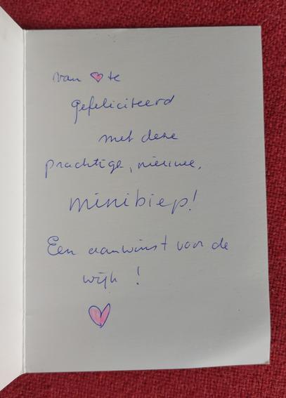 Tekst in de kaart: Van h❤️rte gefeliciteerd met deze prachtige, nieuwe minibiep! [sic] Een aanwinst voor de wijk! ❤️