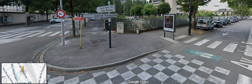 Magnifique sucette publicitaire masquant les piétons en attente de traversée sur l'avenue de la Boisse à Chambéry. D'après les services de la ville, ce n'est pas dangereux.