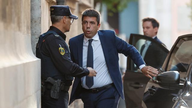 El president de la Generalitat, Carlos Mazón, a su llegada poco antes de las ocho de la mañana al Palau de la Generalitat.
