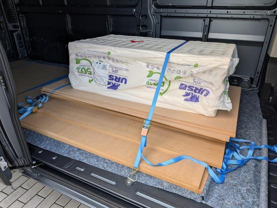 Verschiedene Multiplex- und XPS-Platten verzurrt in einem Laderaum eines Fiat Ducatos.