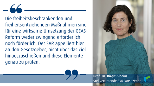 Foto von Prof. Glorius mit Zitat: "Die freiheitsbeschränkenden und freiheitsentziehenden Maßnahmen sind für eine wirksame Umsetzung der GEAS-Reform weder zwingend erforderlich noch förderlich. Der SVR appelliert hier an den Gesetzgeber, nicht über das Ziel hinauszuschießen und diese Elemente genau zu prüfen."