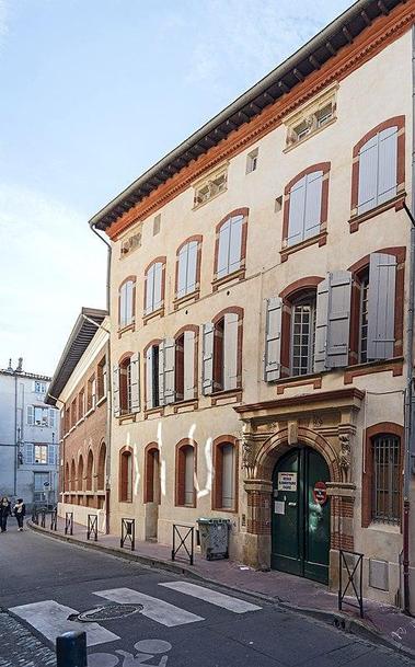 Hôtel Réquy à #Toulouse (#HauteGaronne) L'hôtel fut édifié par Pierre de Réqui, capitoul en 1656-1657. L'édifice s'ouvre par un portail du XVIIe siècle, dont les deux consoles sont ornées de têtes d'hommes enca...
Suite 👉 https://monumentum.fr/monument-historique/pa00094567/toulouse-hotel-requy
#Patrimoine #MonumentHistorique
Photo CC-BY-SA 4.0 : Didier Descouens