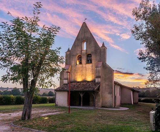 Eglise à #FrontignanSavès (#HauteGaronne) Le clocher mur est percé de trois arcades et soutenu par des contreforts. Il est précédé d'un porche de construction plus récente. La galerie donnant accès au clocher p...
Suite 👉 https://monumentum.fr/monument-historique/pa00094334/frontignan-saves-eglise
#Patrimoine #MonumentHistorique
Photo CC-BY-SA 4.0 : Tournasol7