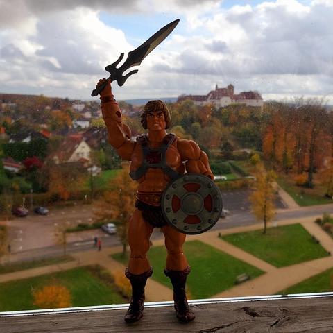Masters of the Universe Classics He-Man in front of Iburg Castle