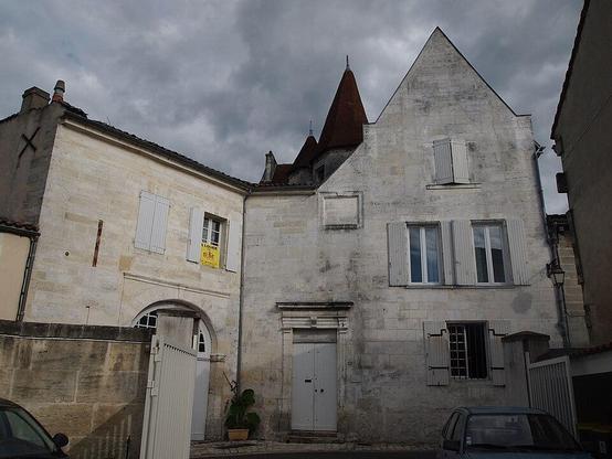 Ancien hôtel Duplessis à #Cognac (#Charente) La rue doit son nom à l'hôtel qui élevait ses tourelles au-dessus des plus hautes maisons du quartier. Le fief du Plessis se trouve sur la commune de Saint-Sulpice, ...
Suite 👉 https://monumentum.fr/monument-historique/pa00104313/cognac-ancien-hotel-duplessis
#Patrimoine #MonumentHistorique
Photo CC-BY-SA 4.0 : Rosier