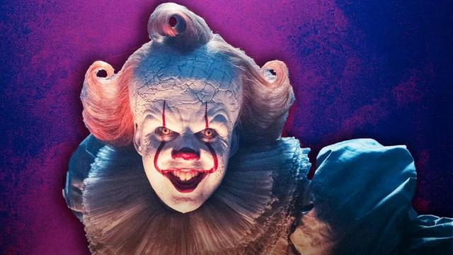 <img alt="It: Welcome to Derry – Il ritorno dell’incubo di Pennywise nel prequel firmato Andy Muschietti" class="webfeedsFeaturedVisual wp-post-image" height="720" src="https://i3.wp.com/images.thedirect.com/media/article_full/it_welcome_to_derry_pennywise.jpg?w=1280&amp;resize=1280,720&amp;ssl=1" style="display: block; margin-bottom: 5px; clear: both;" title="It: Welcome to Derry – Il ritorno dell’incubo di Pennywise nel prequel firmato Andy Muschietti" width="1280" /><div class="starw-prima-del-contenuto_4" id="starw-743763916"><div id="addendoContainer_Interstitial"></div></div><p><strong>Warner Bros.</strong> riporta gli spettatori nella cupa cittadina di <strong>Derry</strong>, nel Maine, con <em>It: Welcome to Derry</em>, il prequel televisivo diretto da <strong>Andy Muschietti</strong>. L’idea di esplorare le origini di <strong>Pennywise</strong> può sembrare rischiosa, considerando che il clown cosmico è già diventato un’icona dell’horror contemporaneo. Eppure la serie si propone come un <strong>nuovo sguardo, più profondo e disturbante</strong>, sul mostro che ha terrorizzato intere generazioni.</p><div class="starw-contenuto_6" id="starw-4244639385" style="margin-top: 2px; margin-bottom: 2px;"><!-- BOX 300x250 Articolo 1 -->
<div id="addendoContainer_9001" style="width: 300px; height: 250px;">
</div></div>
<h2>Un ritorno alle origini dell’incubo</h2>
<p>Dopo il successo dei film <em>It</em> e <em>It: Capitolo Due</em>, adattamenti efficaci e visivamente potenti del 