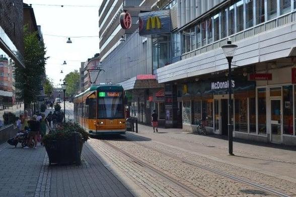 Gul spårvagn på gågata. Foto Lokstallet