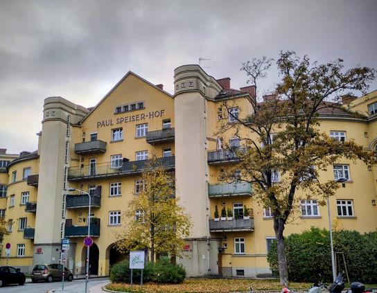 Eingangsfront eines Wiener Gemeindebaus, des Robert Speiser - Hofes.