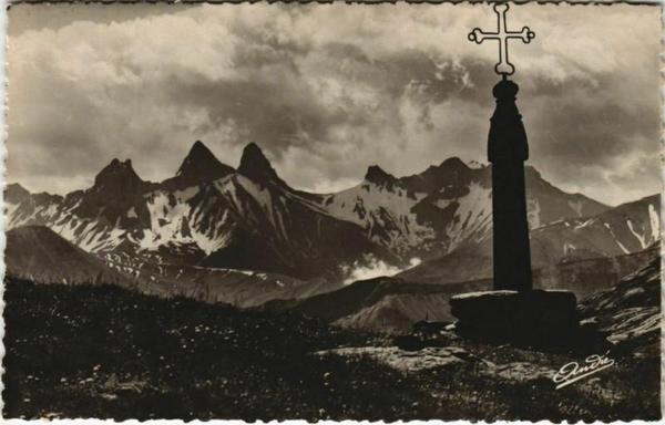 Col de la Croix de Fer - Les Aiguilles d'Arves et de la Saussaz (#Savoie)  #CartePostaleAncienne 👉 https://cartorum.fr/carte-postale/534520/col-de-la-croix-de-fer-les-aiguilles-darves-et-de-la-saussaz