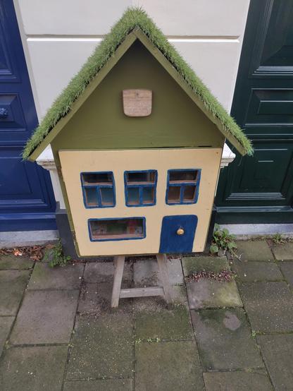 Klein boekenkastje met puntdak  maar nu met de deur dicht