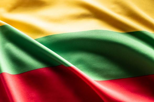 La bandera de Lituania (SimpleImages vía Getty Images)