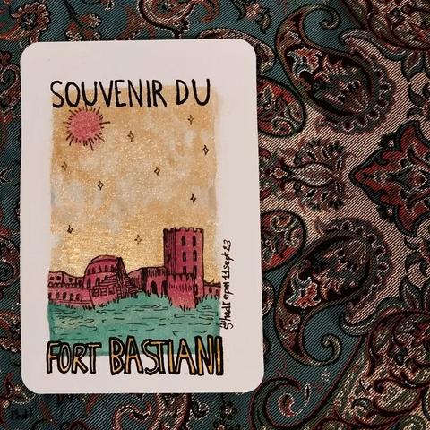Aquarelle sur carte postale. Il y a écrit "Fort Bastiani", et la peinture représente un fort en rose/rouge, avec un ciel en or et un premier plan qui représente de la terre bleue.
