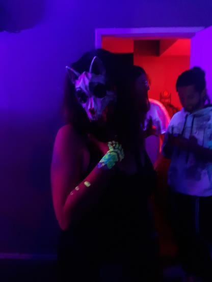 Uma furry com o braço fluorescente