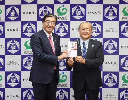 株式会社群馬銀行代表取締役頭取 深井彰彦様より群馬大学基金に御寄附をいただきました | 国立大学法人群馬大学