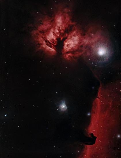 An astronomical image featuring a nebula with rich red and black hues, surrounded by numerous stars. The prominent shape resembles a dark cloud or silhouette, set against a backdrop of cosmic colors and star formations.
Astronomiczny obraz przedstawiający mgławicę o bogatych odcieniach czerwieni i czerni, otoczoną licznymi gwiazdami. Wyraźny kształt przypomina ciemną chmurę lub sylwetkę, osadzoną na tle kosmicznych kolorów i formacji gwiezdnych.
