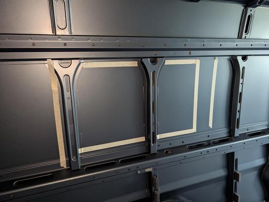 Kreppband an der Seitenwand im Laderaum.