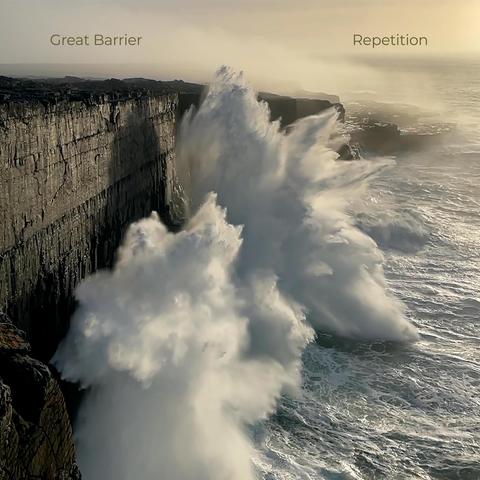 Wellen an Steilküste spritzen hoch auf dem Album-Cover von Great Barriers Repetition.