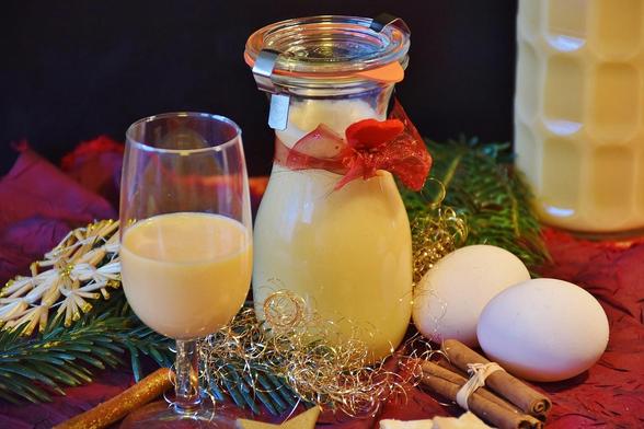 Eggnog in einem Weckglas mit weihnachtlicher Dekoration. (C) pixabay | RitaE