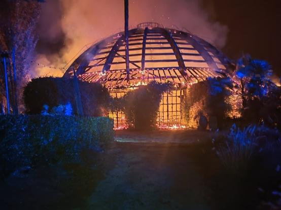 Un incendio arrasa la cúpula de madera del restaurante Mas Marroch.
