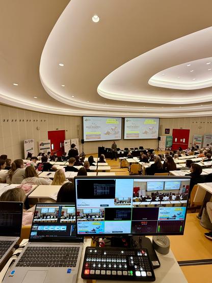 Pohled z režie na konferenci Rada Mladších ve velké aule UTB Zlín. 

Na stole atem mini extreme a notebook s vMixem.