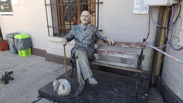 Vor dem Tourismusbüro sitzt ein bekannter Schriftsteller
