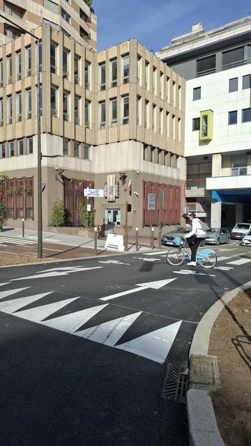 Illustration du plateau en amont de la piste cyclable, suffisamment large pour être à ka fois confortable et efficace (voiture, moto, vélo...)