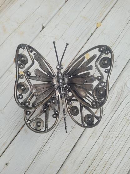 Mini

Un tout petit papillon composé de rebut d'acier. Ses ailes sont composées de manches d'ustensiles, de washers, de bearing, une partie de support à serviette, etc
Le corps est fait d'une mèche de perceuse et ses antennes, des clous