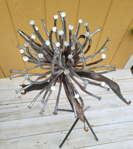 Beauté d'un autre monde de proche.

On voit les clous très clairement pliés. Ils ne rouilleront pas donc feront merveille au soleil!