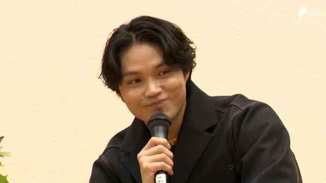 俳優・磯村勇斗さんが母校・沼津第一中にサプライズ登場「好きなことをとことんやってほしい」 後輩にエール=静岡