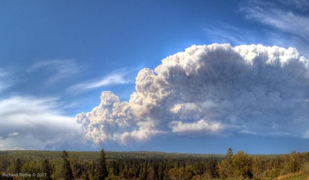 Huge smoke plume from the Pagami Creek Fire on an otherwise blue sky day.