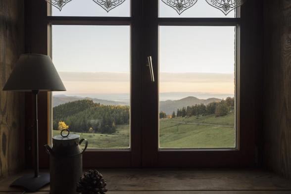 Vista por una ventana desde el interior de una casa rural. (GETTY)