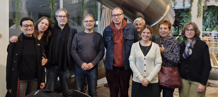 Photo de groupe lors de la soirée du 3 novembre à Malakoff avec, au centre, Rodéric Aarsse, adjoint à l'Urbanisme et candidat pour les Municipales 2026, aux cÎtés du député européen David Cormand, entourés de 7 autres personnes.