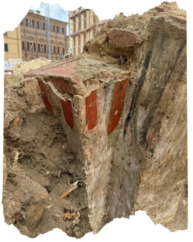 Dettaglio dei resti archeologici con tracce di decorazioni pittoriche e fondazioni della chiesa di San Michele Arcangelo, emersi durante gli scavi a Camerino.