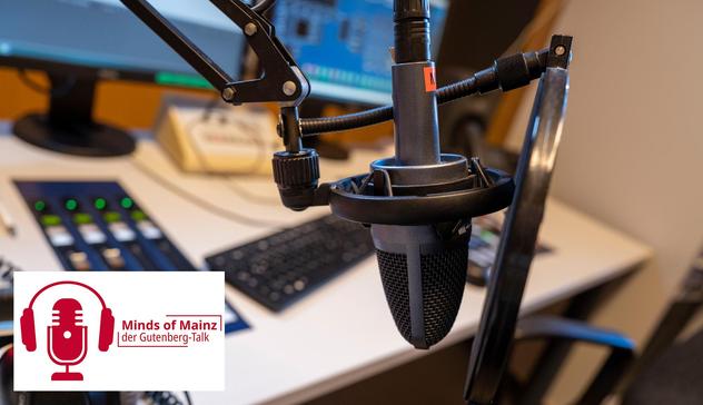 Setting für die Aufzeichnung des Forschungspodcasts "Minds of Mainz - Der Gutenberg-Talk" im Studio mit Mikrofon und Mischpult