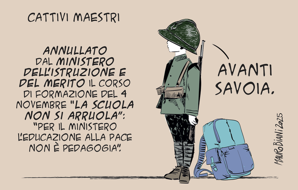 bambino in divisa della 1 guerra mondiale con elmetto grandissimo che dice: avanti Savoia.