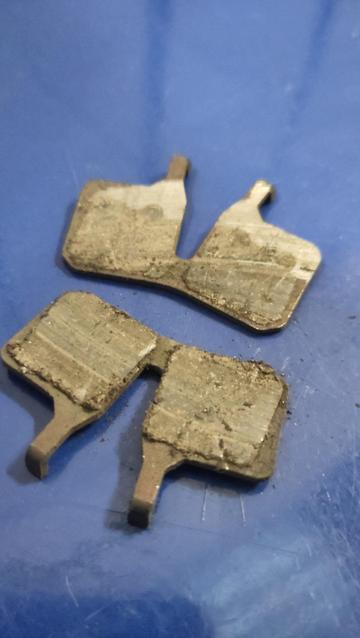 Plaquettes de freins à disque de vélo.
Elles sont complètement usées jusqu'au support