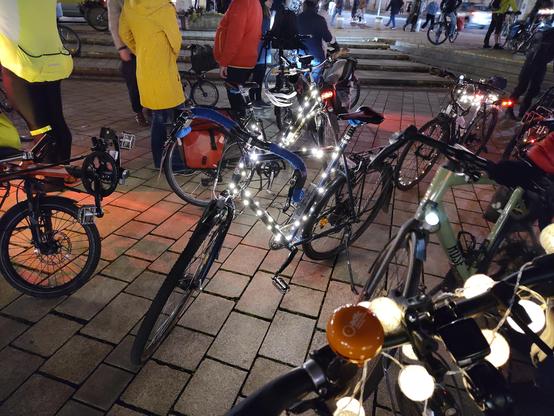 Foto von mit Lichterketten geschmückten Fahrrädern
