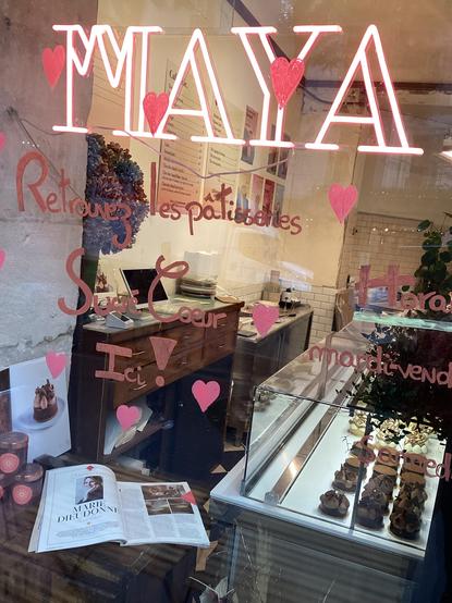 Il y a deux jours, sur Internet, Ankush Khazanchi écrivait à propos de Sucré Coeur : « Une adorable petite pâtisserie. Les pâtisseries étaient excellentes ! » Venez donc vous faire votre propre avis ! 😋 

#pâtisserie #sansgluten #glutenfree #vegan #végane #art #artculinaire #cuisinefrançaise #paris #paris18 #sacrécoeur #sucrécoeur