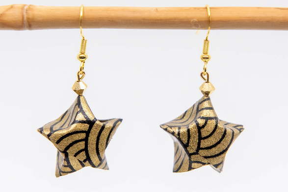 Boucles d’oreilles étoiles noires et or